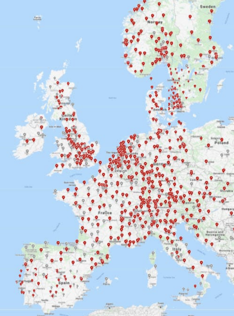 Kaart van europa met punaises op alle plekken waar Tesla Snelladers staan 